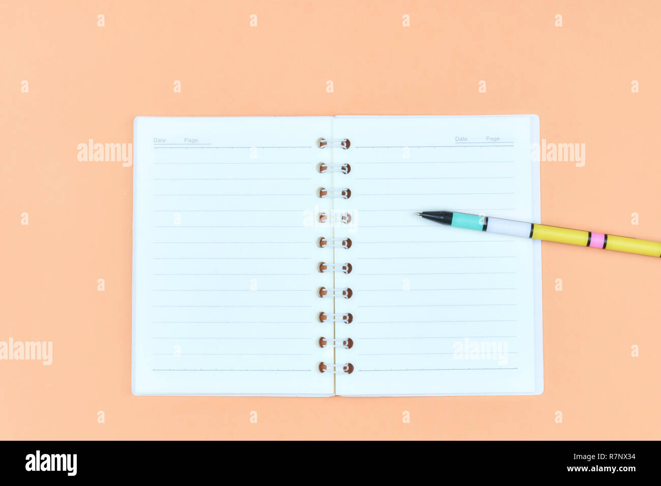 Blocco note per il testo sulla tabella di rosa con copia spazio. Istruzione e concetto di ufficio Foto Stock