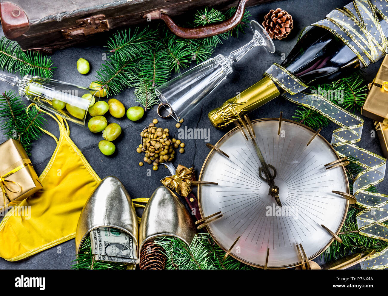 Latino-americano e spagnolo NUOVO ANNO TRADIZIONI. valigia vuota, cucchiaio di lenticchie, giallo interno vestiti, Anello oro in champagne, uve 12, denaro nella calzatura. Sfondo di natale Foto Stock