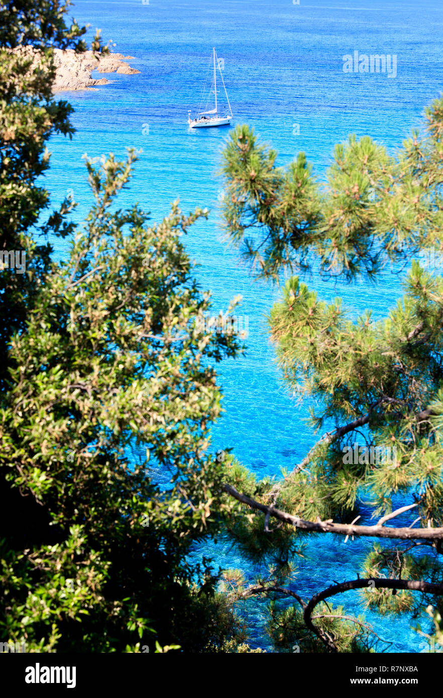 Barche a vela a cannella, Corsica, Francia. Cannella è situato sulla parte sud-orientale dell'isola di Corsica nel Mare Mediterraneo. Foto Stock