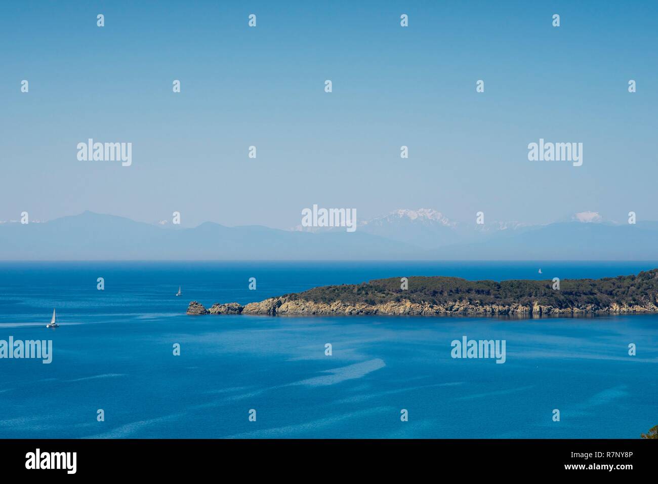 L'Italia, Toscana, Isola d'Elba, spiaggia di Fetovaia e innevate della Corsica in background Foto Stock