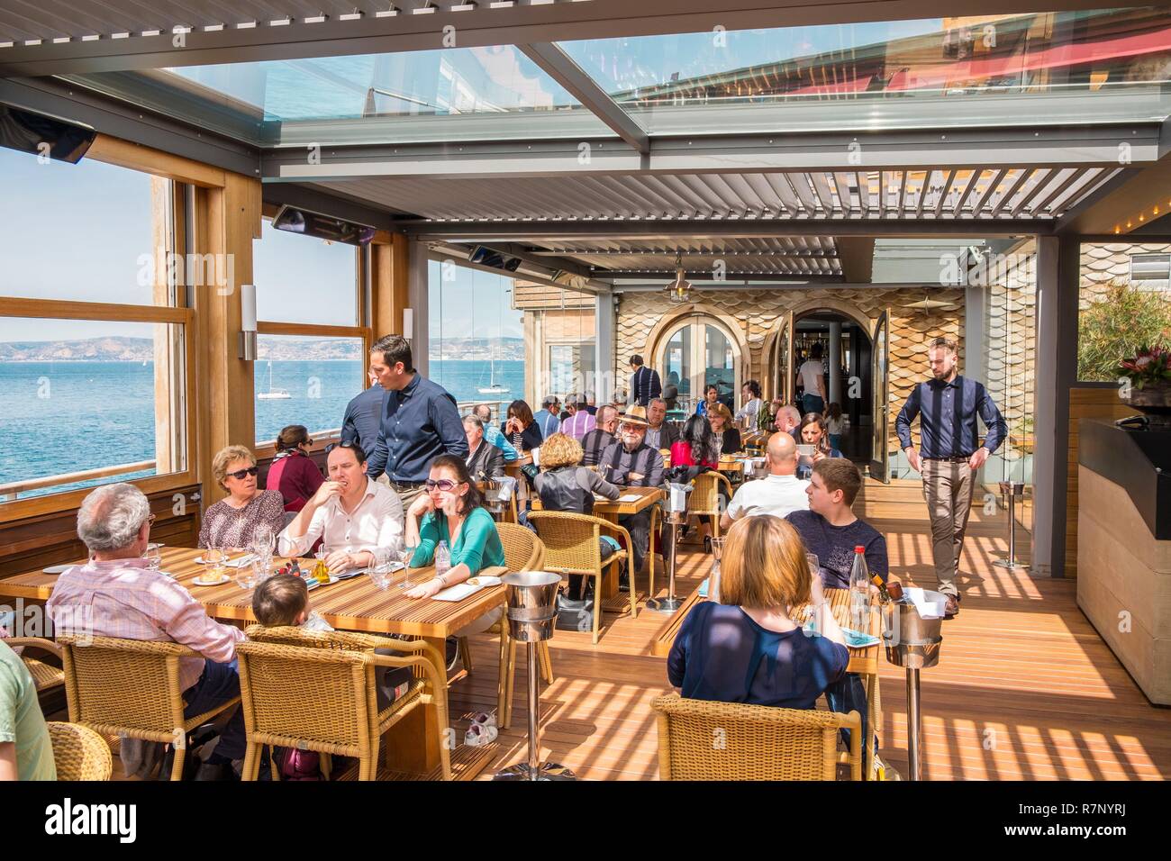 Francia, Bouches du Rhone, Marsiglia, la Corniche, il ristorante  gastronomico Le Perron Foto stock - Alamy