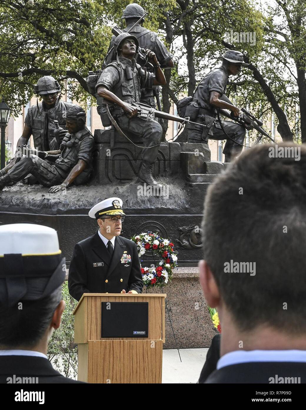 AUSTIN, Texas (21 marzo 2017) Vice Capo dell Informazione Adm posteriore. Robert Durand parla di un Vietnam Memorial corona recante cerimonia durante la settimana della marina di Austin. Navy settimana servono programmi come la Marina Il principale sforzo di divulgazione nelle aree del paese senza una significativa presenza della Marina. Foto Stock