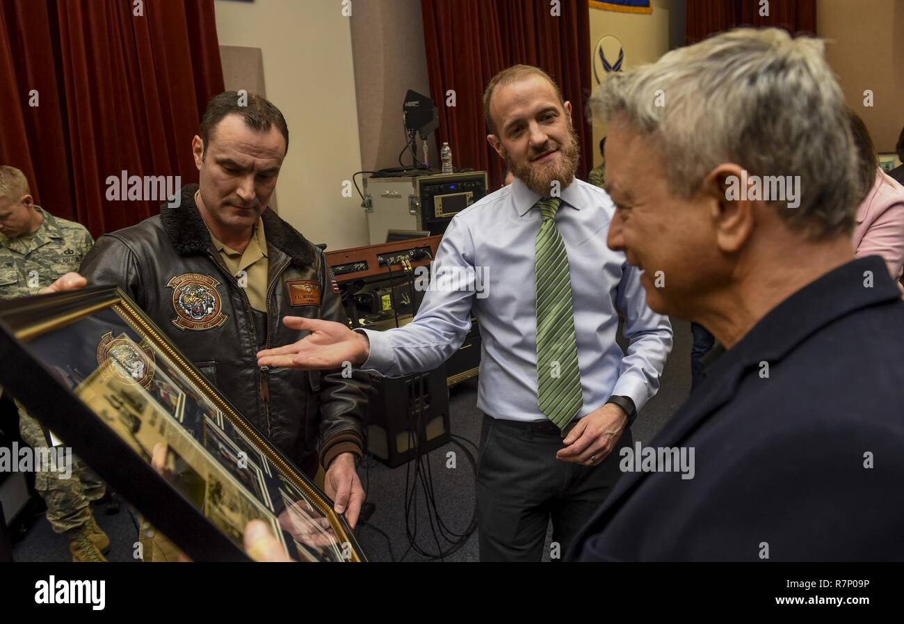 WASHINGTON (21 marzo 2016) David Colamaria, una foto archivista della storia navale e patrimonio comando, descrive le fotografie della marina da anni cinquanta a menti criminali: al di là delle frontiere star Gary Sinise presso l'U.S. Air Force Band edificio a bordo di base comune (Anacostia-Bolling JBAB). Sinise visitato JBAB per vedere dove il suo padre, un veterano della Marina del fotografo mate, ha lavorato e vissuto prima di lui è stato scaricato. Foto Stock