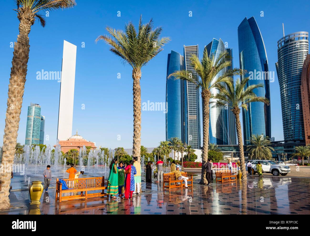 Emirati Arabi Uniti, Abu Dhabi, al quartiere Khubeirah, Etihad torri visto da Emirates Palace Hotel Foto Stock