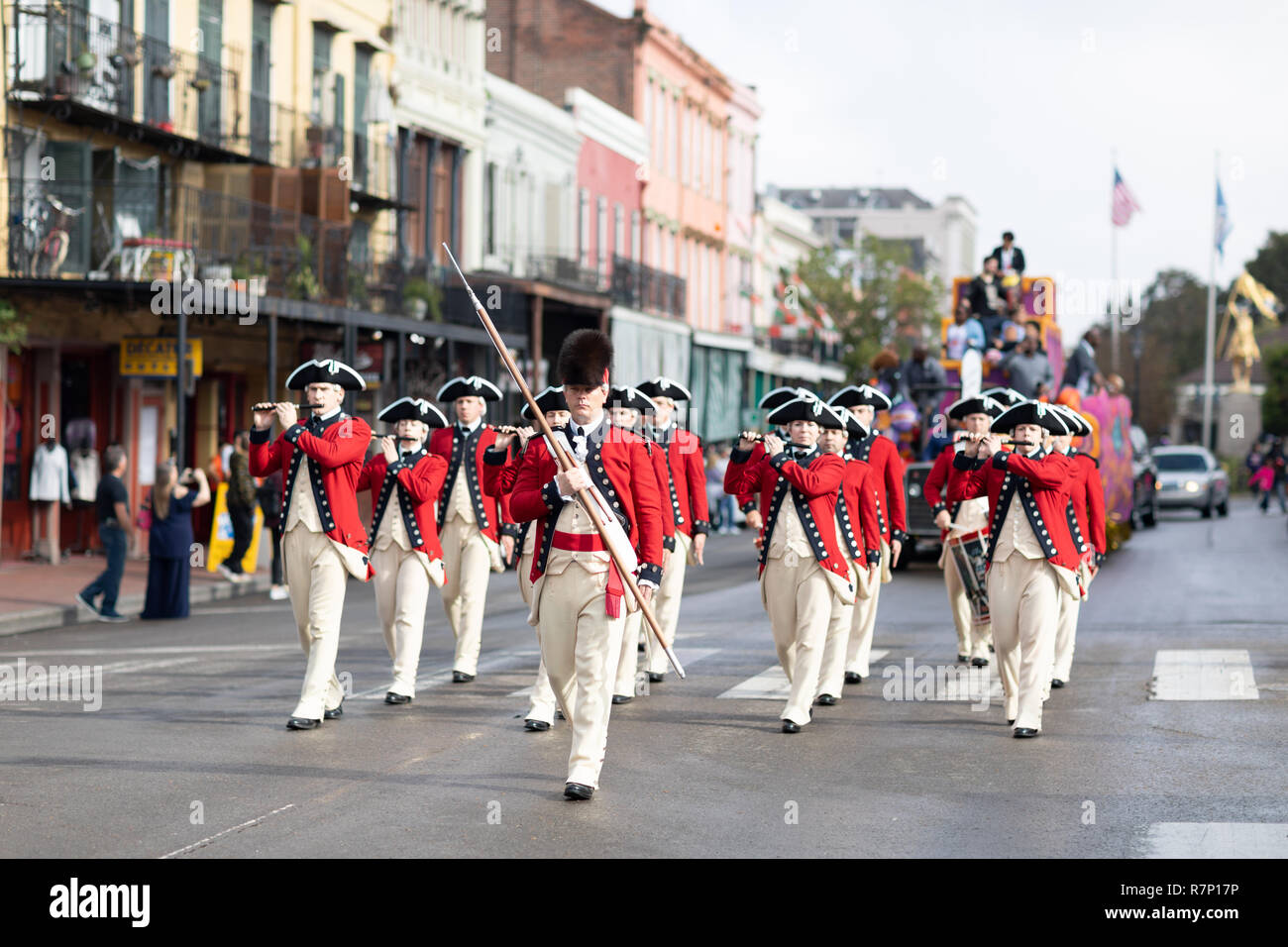 New Orleans, Louisiana USA - 24 Novembre 2018: il Bayou Classic Parade, vecchia guardia Fife e Drum Corps marching band indossando abiti tradizionali per Foto Stock