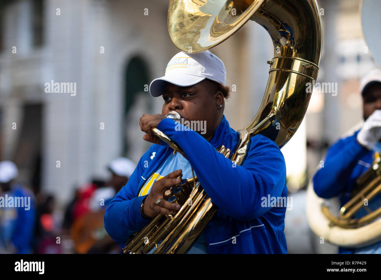 New Orleans, Louisiana USA - 24 Novembre 2018: il Bayou Classic Parade, membri della SUSLA marching band suonare il Sousaphone in parata Foto Stock