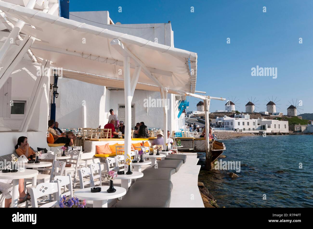 Grecia CICLADI Mykonos isola, Chora, Little Venice district, terrazza e la Cinque Mulini (Kato Mili) Foto Stock