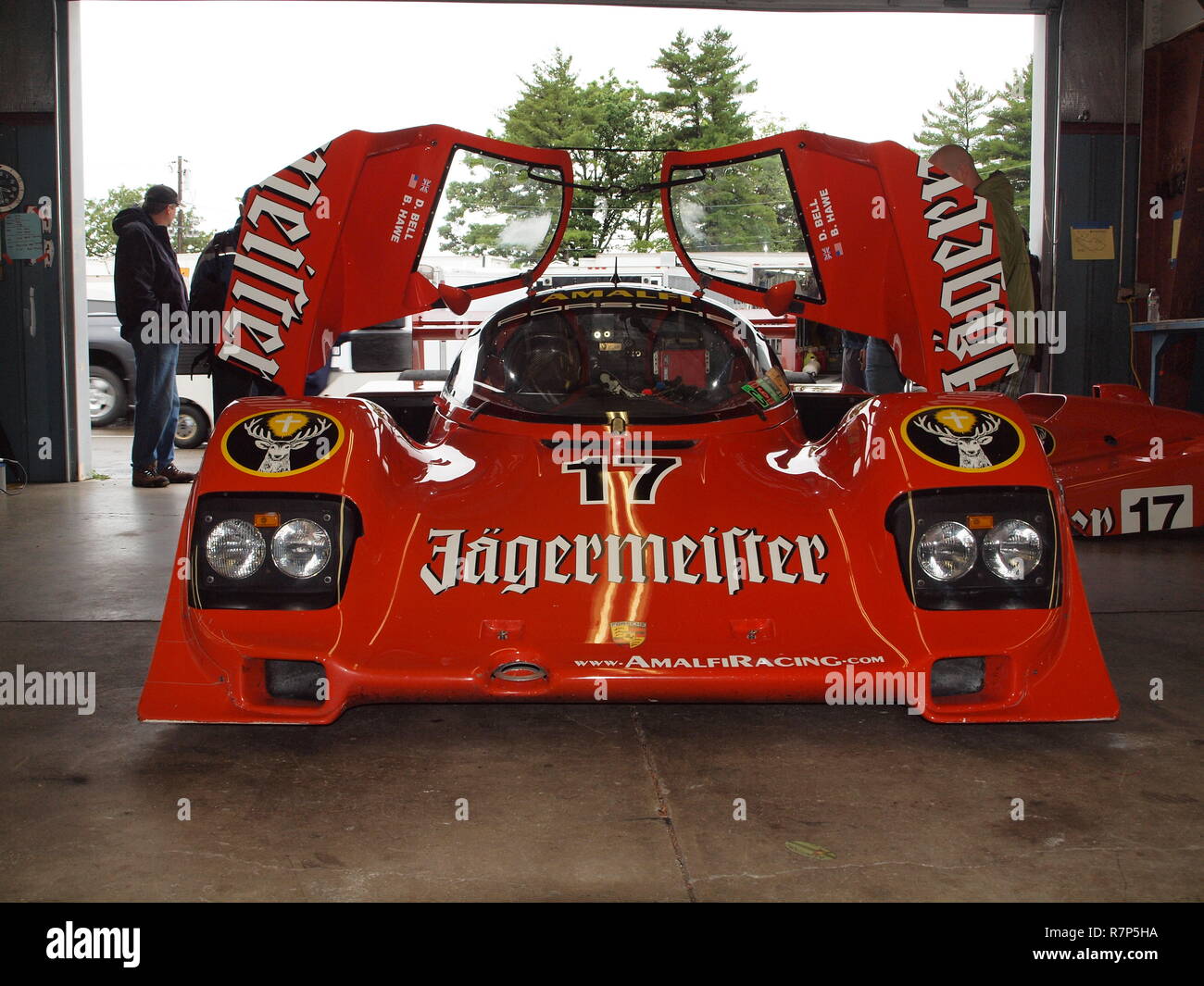 Porsche 962 numero 17 in colori Jägermeister presso la storica SVRA gare in Watkins Glen, New York. Storicamente significativo tedesco la gara di auto nella sua giornata". Foto Stock
