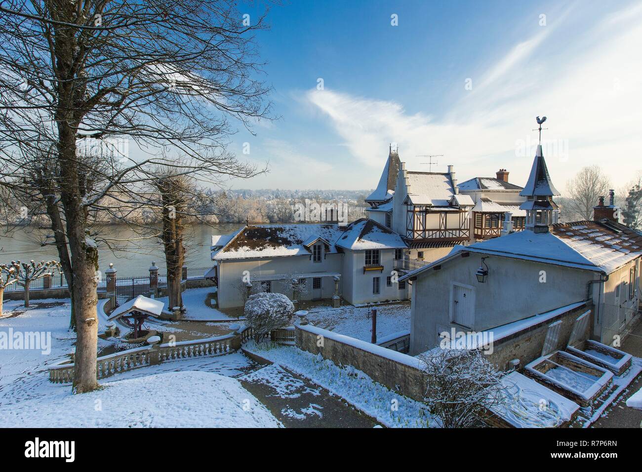 Francia, Seine et Marne, Bois le Roi, l'argine del fiume Senna sotto la neve lungo Quai de la Ruelle e 1900 dimora in stile denominato Affolante du Bord de Seine Foto Stock