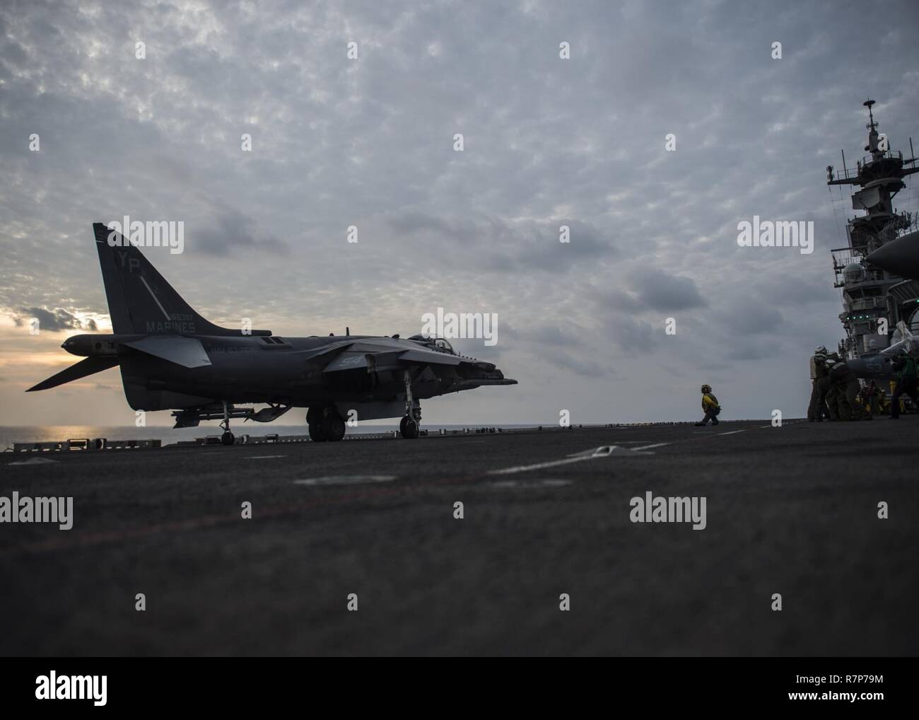 Oceano Indiano (28 marzo 2017) Un AV-8B Harrier, assegnato alla cresta guide scorrevoli del mezzo marino Tiltrotor Squadron (VMM) 163, si prepara a lanciare dall'assalto anfibio nave USS Makin Island (LHD 8). Makin Island, l'ammiraglia per il Makin Island pronta anfibio Gruppo, con l'avviato undicesimo Marine Expeditionary Unit, è operativo in Indo-Asia-regione del Pacifico per migliorare la capacità di anfibio con i partner regionali e per servire come una pronta risposta in vigore per qualsiasi tipo di emergenza. Foto Stock