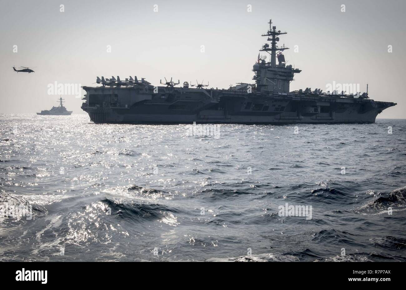 Acque AD EST DELLA PENISOLA COREANA (22 marzo 2017) La Nimitz-class portaerei USS Carl Vinson (CVN 70) e l'Arleigh Burke-class guidato-missile destroyer USS Wayne E. Meyer (DDG 108) steam ahead di USS Stethem (DDG 63) durante una superficie maenuvers esercizio con diversi altri Stati Uniti e nella Repubblica di Corea Navy navi e sottomarini durante il puledro Eagle (FE) 17. FE 17 è una serie annuale di eventi formativi progettati per aumentare la prontezza a difendere il ROK, proteggere la regione e mantenere la stabilità nella penisola coreana. Foto Stock