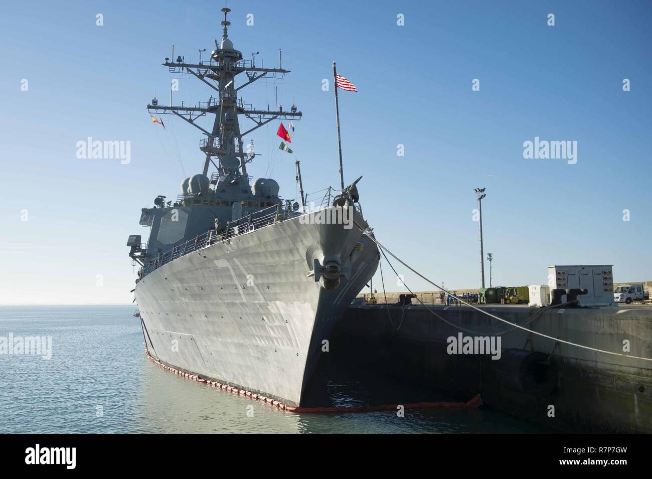 La stazione navale di Rota, Spagna (29 marzo 2017) USS Ross (DDG 71) pierside ormeggiata a Rota, Spagna, il 29 marzo 2017. Ross, un Arleigh Burke-class guidato-missile distruttore, distribuita a Rota, Spagna, sta conducendo operazioni navali negli Stati Uniti Sesta flotta area di operazioni a sostegno degli Stati Uniti per gli interessi di sicurezza nazionali in Europa e in Africa. Foto Stock