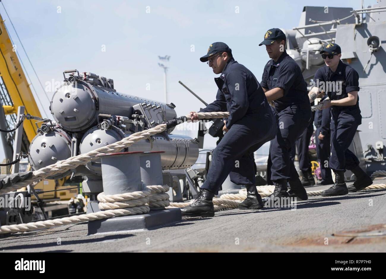 La stazione navale di Rota, Spagna (29 marzo 2017) interni elettricista di comunicazioni di terza classe Jose Leon, sinistra, cale linea di ormeggio con i marinai a bordo della USS Ross (DDG 71) come della partenza della nave Rota, Spagna, il 29 marzo 2017. Ross, un Arleigh Burke-class guidato-missile distruttore, distribuita a Rota, Spagna, sta conducendo operazioni navali negli Stati Uniti Sesta flotta area di operazioni a sostegno degli Stati Uniti per gli interessi di sicurezza nazionali in Europa e in Africa. Foto Stock