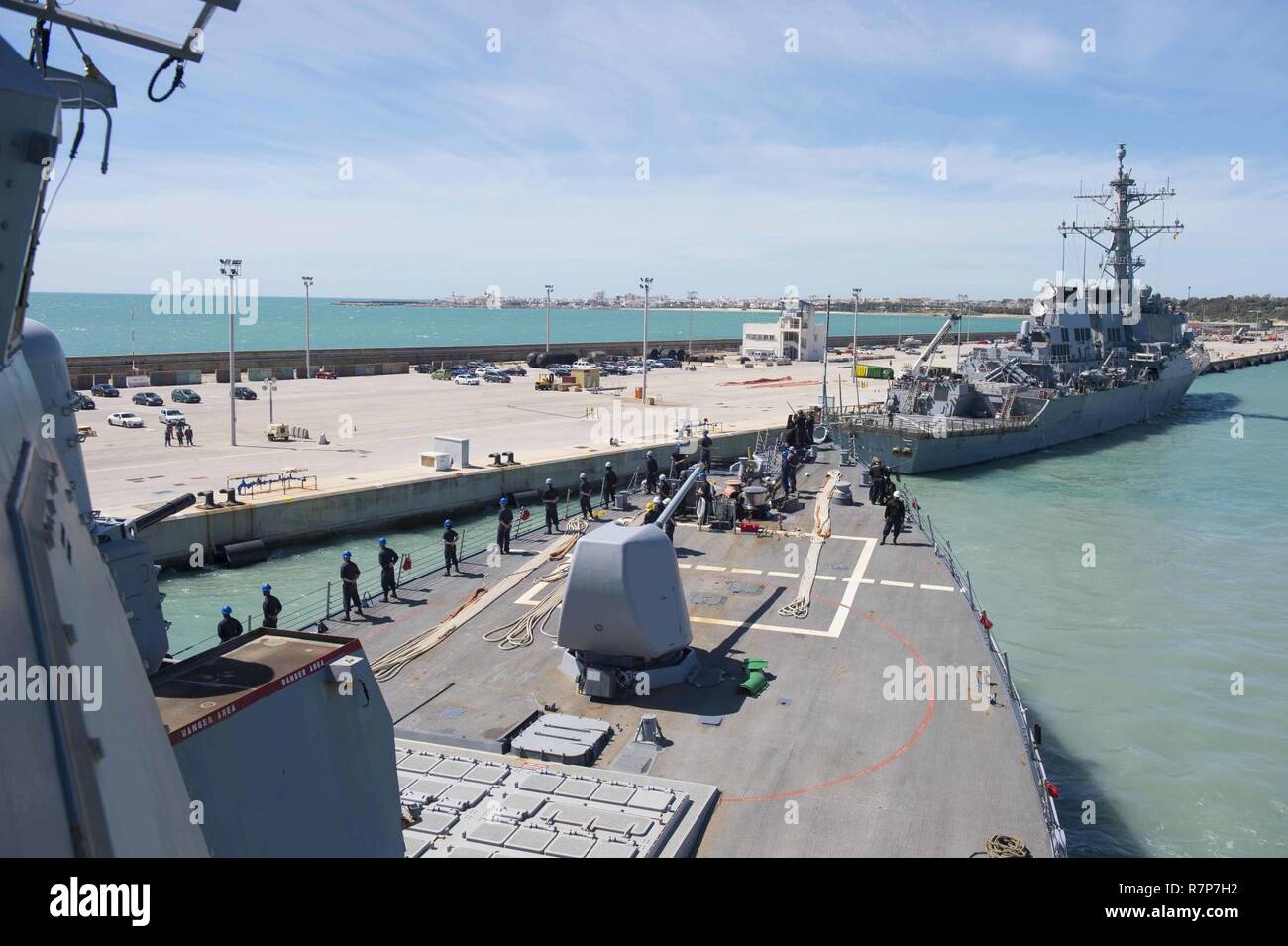La stazione navale di Rota, Spagna (29 marzo 2017) USS Ross (DDG 71) si diparte Rota, Spagna, il 29 marzo 2017. Ross, un Arleigh Burke-class guidato-missile distruttore, distribuita a Rota, Spagna, sta conducendo operazioni navali negli Stati Uniti Sesta flotta area di operazioni a sostegno degli Stati Uniti per gli interessi di sicurezza nazionali in Europa e in Africa. Foto Stock