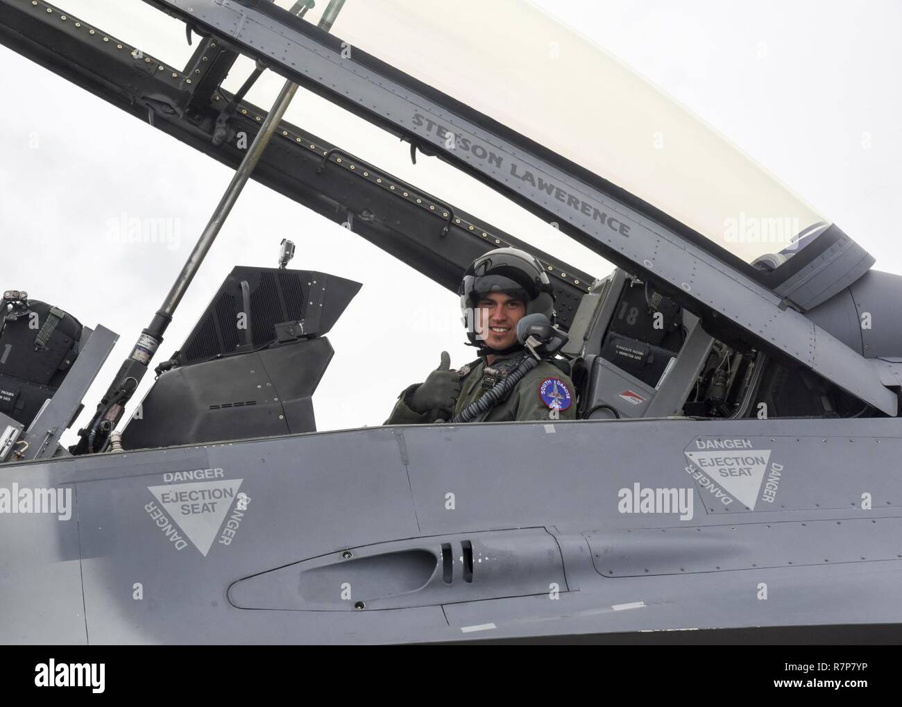 Professional Bull Rider Stetson Lawrence poste prima della sua F-16 di corsa di orientamento a Joe Boss Campo, S.D., 29 marzo 2017. Il PBR organizzazione visitato il 114Fighter Wing come parte di una comunità programma di outreach. (Air National Guard Foto Stock