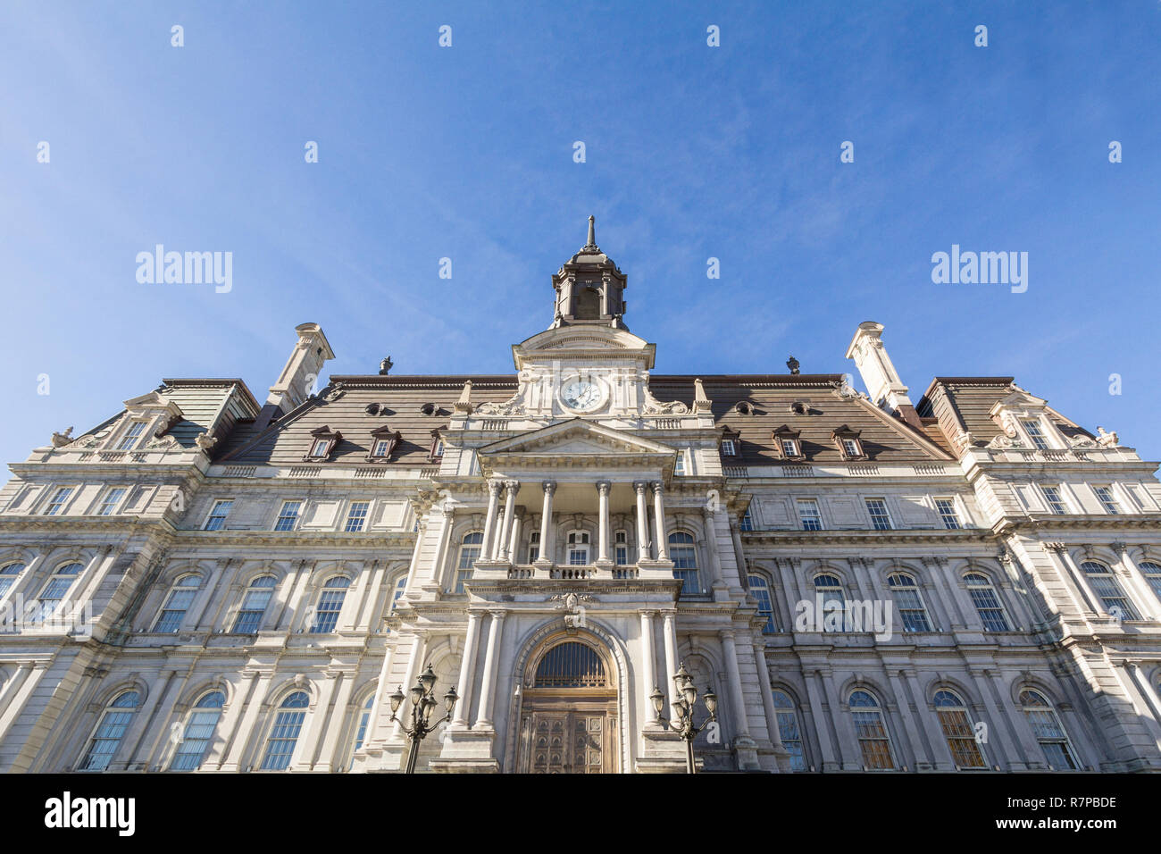 Montreal City Hall, chiamato anche Hotel de Ville, adottate nel corso di un pomeriggio soleggiato. Essa è la casa del Sindaco e l'amministrazione locale e un simbolo Foto Stock