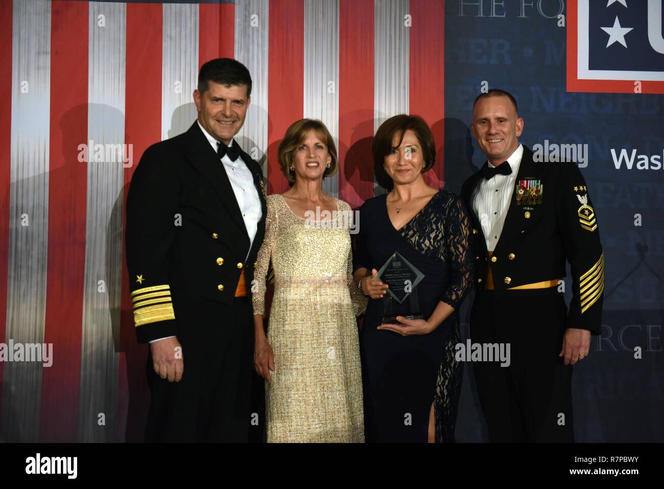 Navy Adm. Bill Moran, vice capo di operazioni navali; Patricia Moran; Elka Franco-Giordano; e Master Chief Sottufficiali della Marina Steven Giordano all'uso del Metropolita Washington-Baltimore's 35th Annual Awards Cena, Arlington, Virginia, Marzo 21, 2017. Senior arruolato i consulenti e i loro coniugi sono stati premiati per i loro contributi per il nostro paese e i nostri militari. Il riconoscimento è stato inoltre destinato ad onorare tutti i senior consulenti arruolato che serve di tutto il mondo e i loro coniugi. Foto Stock