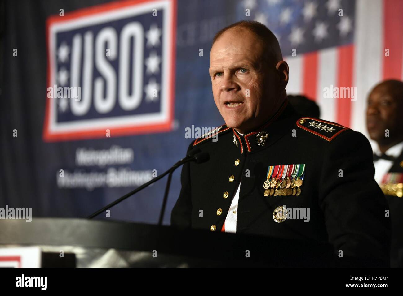 Marine gen. Robert Neller, comandante della Marine Corps, affronta l'uso del Metropolita Washington-Baltimore's 35th Annual Awards Cena, Arlington, Virginia, Marzo 21, 2017. Senior arruolato i consulenti e i loro coniugi sono stati premiati per i loro contributi per il nostro paese e i nostri militari. Il riconoscimento è stato inoltre destinato ad onorare tutti i senior consulenti arruolato che serve di tutto il mondo e i loro coniugi. Foto Stock