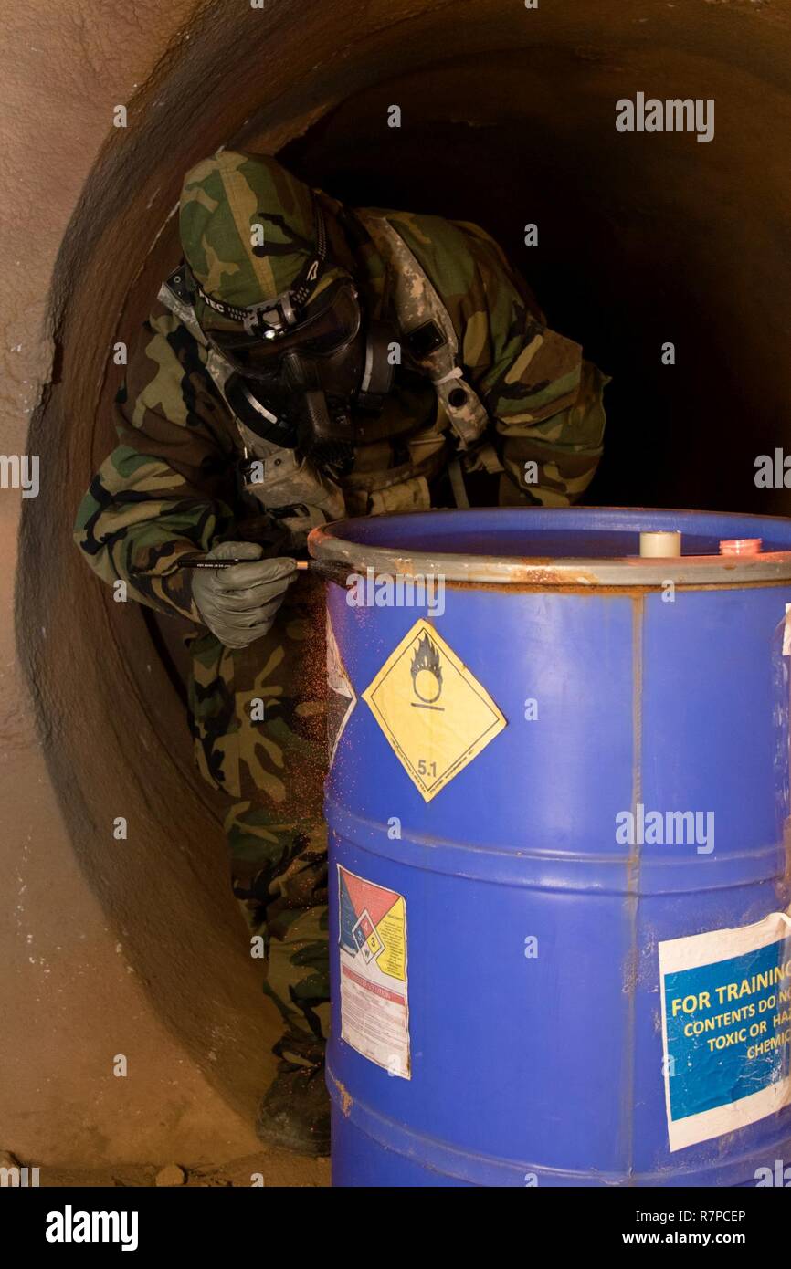 Membri del CBRN Recce plotone, 54th ingegnere vigili del Battaglione, 173rd aria a carico lavora con la slovena CBRN unità di decontaminazione di prelevare campioni durante la simulazione di una perdita di sostanza chimica in una grotta vicino alla città fittizia di Schwend durante la multinazionale di esercitazione, Allied spirito vi alla multinazionale comune centro Readiness, Hohenfels Area Formazione, Germania, 21 marzo 2017. Allied spirito vi è un settimo Esercito di formazione comando, U.S. Army Europe - diretto esercizio di multinazionali. Foto Stock