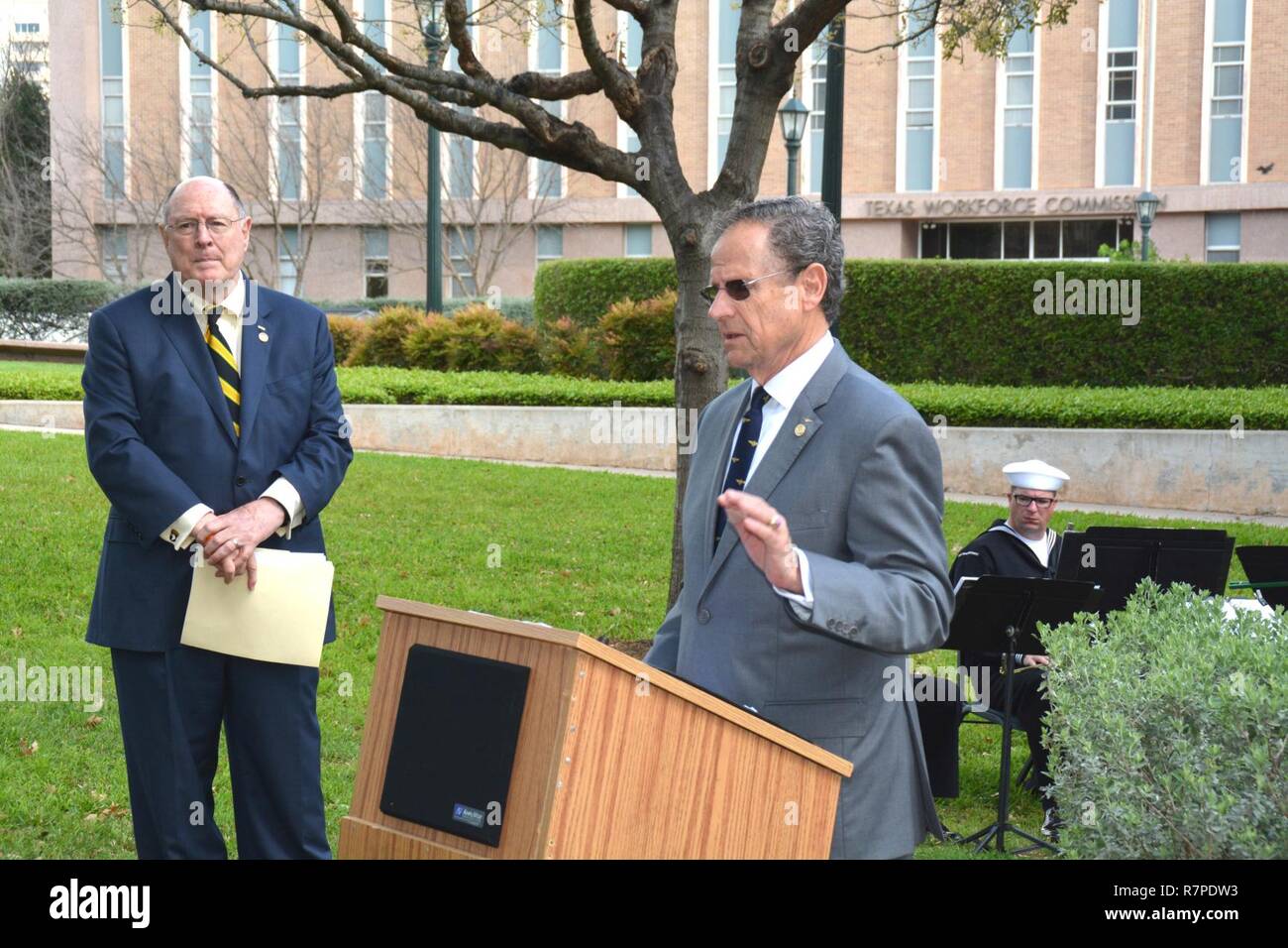 AUSTIN - (21 marzo 2017) Sugar Land, Texas residente, Texas membro rappresentante Rick Miller parla ai partecipanti al Texas Vietnam Veterans Memorial monumento durante la settimana della Marina Austin mentre Robert Floyd, presidente del Texas Vietnam Veterans Memorial Comitato guarda su. Per onorare i veterani del Vietnam durante la settimana della Marina Militare, Miller, uniti dal Vice Adm. Raquel Bono, direttore, difesa Salute Agency, deposto una corona al Monumento. Miller servita negli Stati Uniti Marina come un aviatore dopo la laurea dall'U.S. Accademia Navale. Presenti alla cerimonia erano Navy Vice Capo dell Informazione Adm posteriore. Robert D Foto Stock