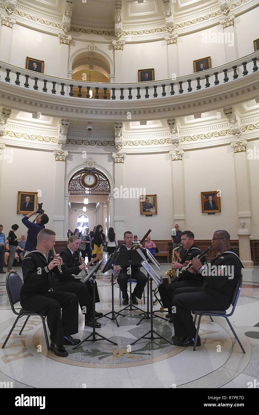 AUSTIN, Texas (Mar. 21, 2017) Marina sud-ovest di Banda esegue all'interno del Campidoglio dello Stato del Texas durante la settimana della marina di Austin. Navy settimana servono programmi come la Marina Il principale sforzo di divulgazione nelle aree del paese senza una significativa presenza della Marina. Foto Stock