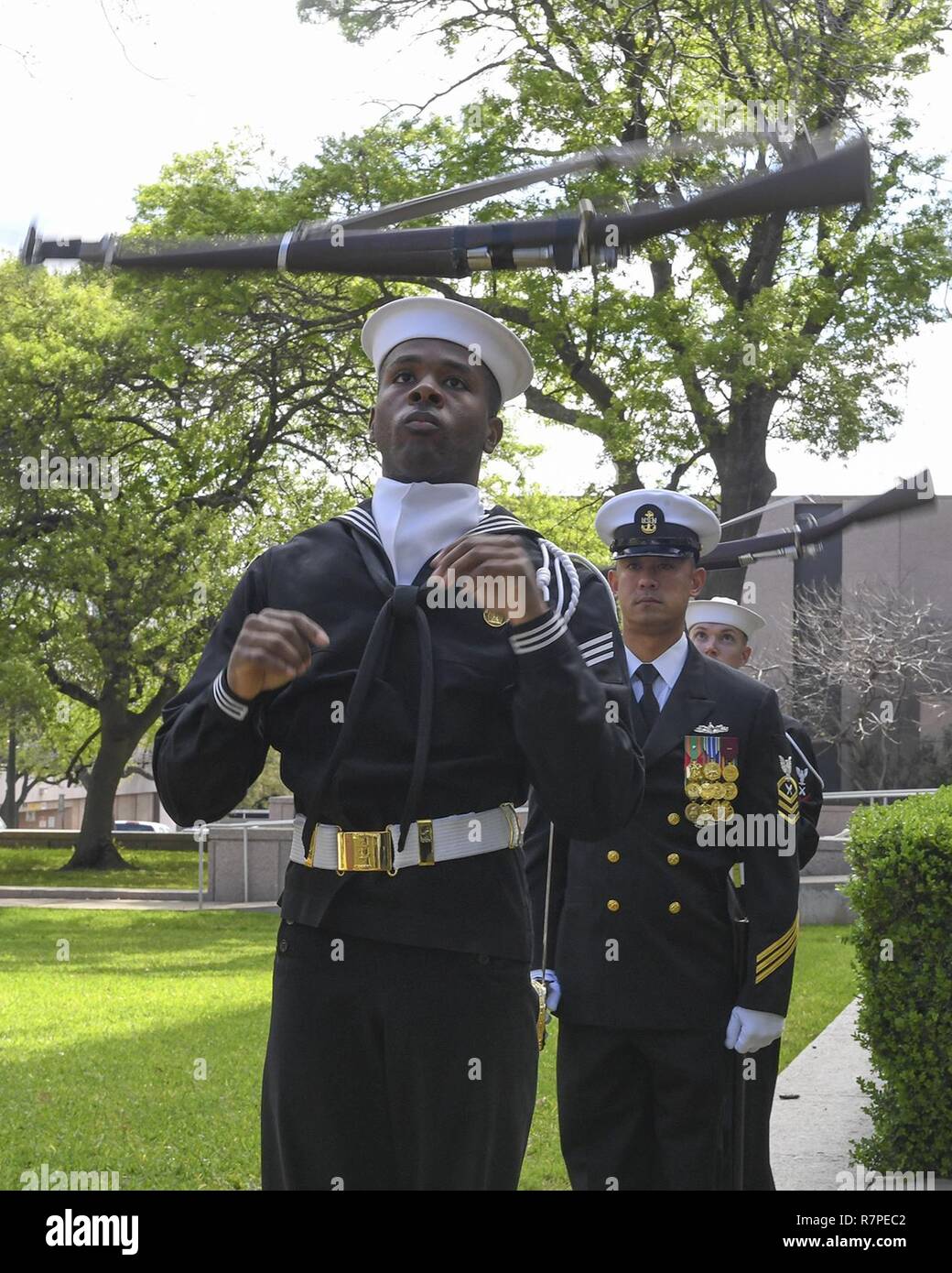 AUSTIN, Texas (Mar. 21, 2017), Stati Uniti Marina Militare Guardia cerimoniale suona presso un Vietnam Memorial corona recante durante la settimana della Marina Austin al di fuori del Campidoglio dello Stato del Texas. Navy settimana servono programmi come la Marina Il principale sforzo di divulgazione nelle aree del paese senza una significativa presenza della Marina. Foto Stock
