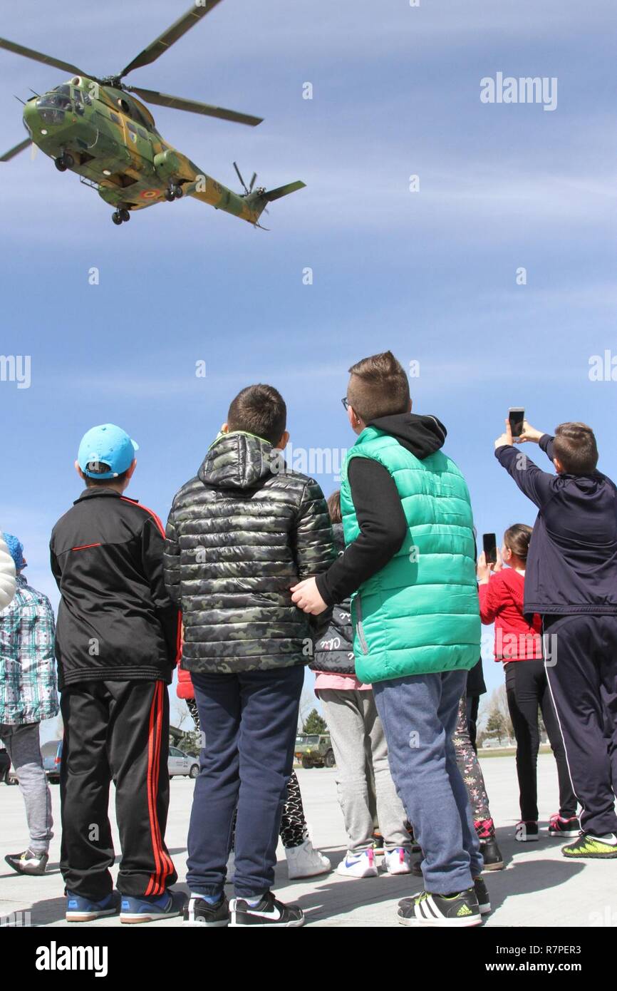 Bambini da George Enescu Scuola, Navodari scattare foto di un Aérospatiale SA 330 Puma che mettere su un piccolo airshow in onore del giorno dei bambini a Mihail Kogalniceanu Aeroporto Internazionale il 24 marzo 2017. La celebrazione ha dato rumeni e soldati degli Stati Uniti la possibilità di visualizzare i loro ruoli e cameratismo al pubblico rumeno come essi servono in operazione Atlantic risolvere, una missione NATO tra gli Stati Uniti e i suoi alleati e partner europei per promuovere la pace e rafforzare la stabilità regionale. Foto Stock