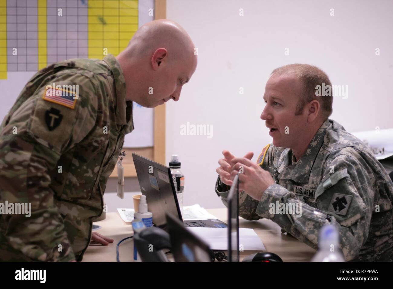 Chief Warrant Officer 2 John Jenkins, un UH-60 Medevac pilota con distacco 1, società C, 169Reggimento di aviazione e Capt. Zachary Jones, la Brigata Aviation Officer con il quarantacinquesimo della brigata di fanteria combattere la squadra, discutere le operazioni di aviazione durante Allied spirito vi al settimo Esercito di formazione del comando Hohenfels Area Formazione, Marzo 21, 2017. Allied spirito vi è un esercizio di multinazionali che coinvolgono 12 nazioni e oltre 2.700 truppe progettato per preparare gli alleati della NATO e partner per il funzionamento, risoluzione dei problemi e comunicanti tra loro attraverso una vasta gamma di apparecchiature e sistemi. Foto Stock