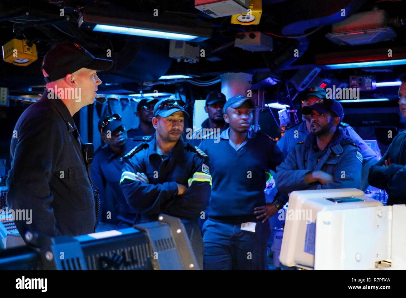 La stazione navale di Rota, Spagna (22 marzo 2017) USS Ross (DDG 71) Operations Officer, Lt. Christian Seymour, sinistra, discute i sistemi di combattimento di attrezzature con South African marinai da SAS Amatola (F 145) durante un tour della nave Marzo 22, 2017. Ross, un Arleigh Burke-class guidato-missile distruttore, distribuita a Rota, Spagna, sta conducendo operazioni navali negli Stati Uniti Sesta flotta area di operazioni a sostegno degli Stati Uniti per gli interessi di sicurezza nazionali in Europa e in Africa. Foto Stock