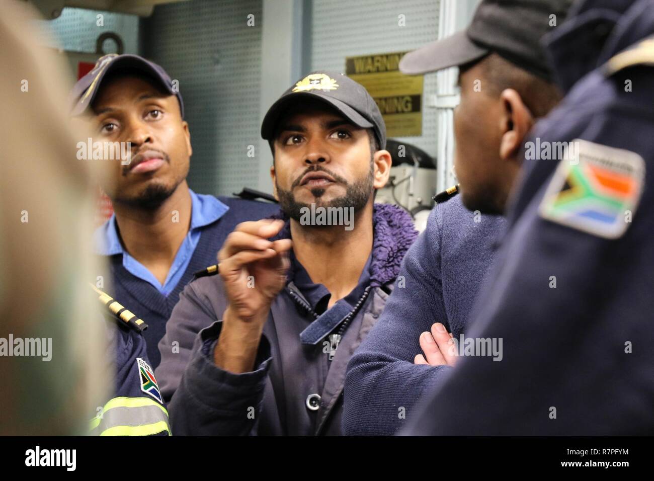 La stazione navale di Rota, Spagna (22 marzo 2017) un sudafricano sailor da SAS Amatola (F 145) impara circa il sistema di propulsione principale a bordo della USS Ross (DDG 71) durante un tour della nave Marzo 22, 2017. Ross, un Arleigh Burke-class guidato-missile distruttore, distribuita a Rota, Spagna, sta conducendo operazioni navali negli Stati Uniti Sesta flotta area di operazioni a sostegno degli Stati Uniti per gli interessi di sicurezza nazionali in Europa e in Africa. Foto Stock