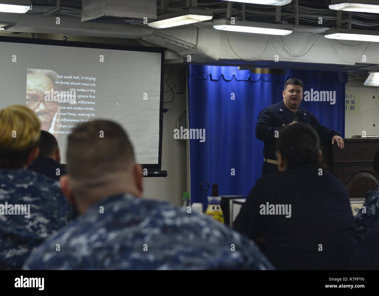 MAYPORT, Fla. (23 marzo 2017) - Capt. James Midkiff, comandante della Amphibious Assault nave USS Iwo Jima (LHD 7) parla di dirigenti di sesso femminile nella marina durante la donna della storia mese festa sul disordine dei ponti. Iwo Jima recentemente restituito dal condurre una serie di qualifiche e certificazioni come parte della fase di base della formazione in preparazione per le operazioni future e delle installazioni. Foto Stock