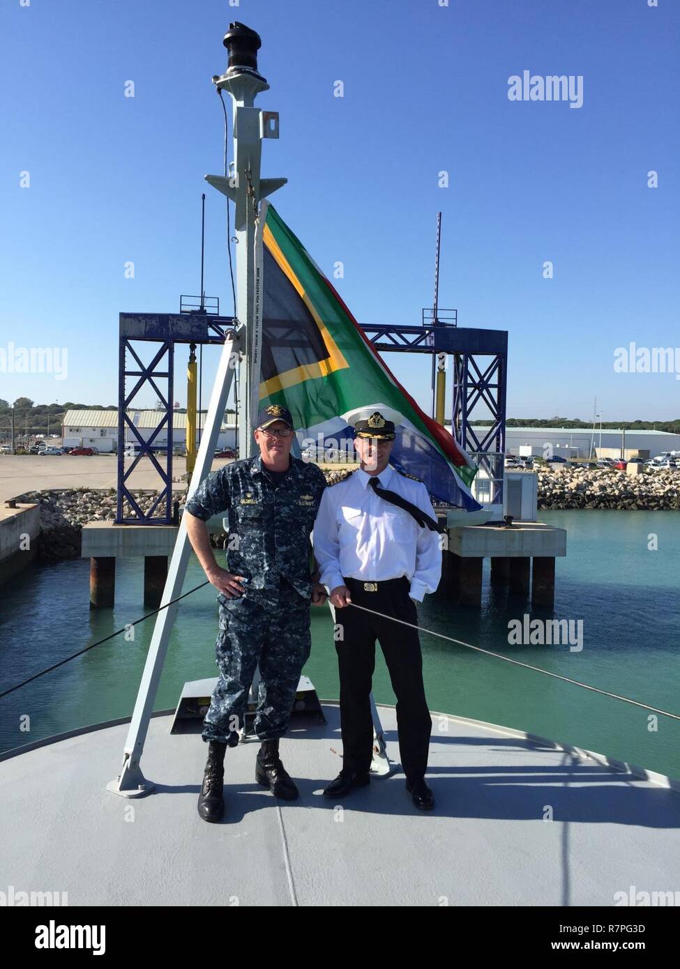La stazione navale di Rota, Spagna (20 marzo 2017) USS Ross (DDG 71) comandante, la Cmdr. R.J. Caldwell, sinistra e South African fregata Amatola SAS (F 145) Comandante, Capitano J.F. Roux, posano per una foto a bordo della Amatola durante una visita non ufficiale Marzo 22, 2017. Ross, un Arleigh Burke-class guidato-missile distruttore, distribuita a Rota, Spagna, sta conducendo operazioni navali negli Stati Uniti Sesta flotta area di operazioni a sostegno degli Stati Uniti per gli interessi di sicurezza nazionali in Europa e in Africa. Foto Stock