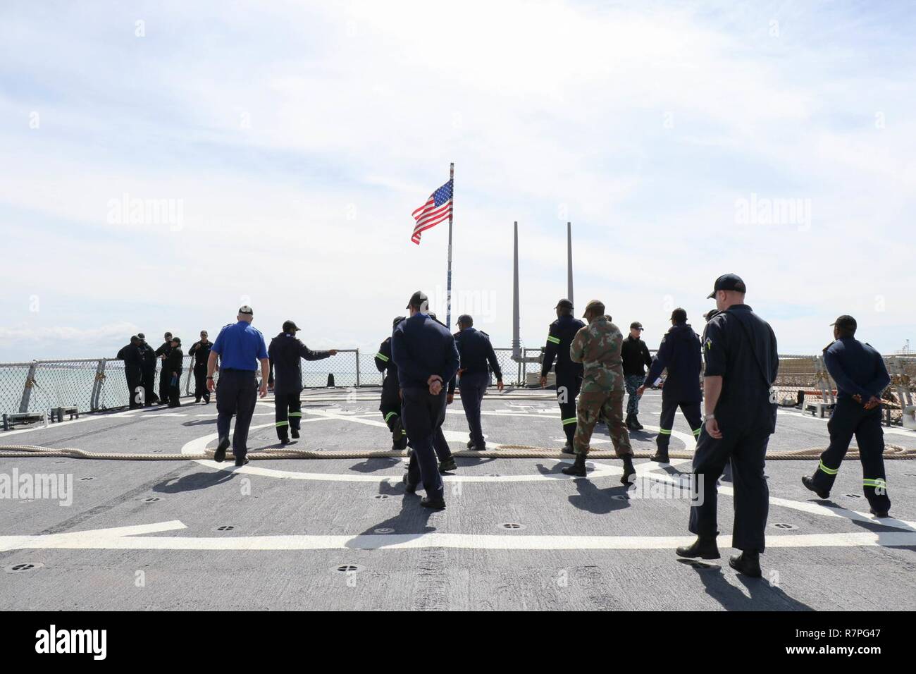 La stazione navale di Rota, Spagna (22 marzo 2017) South African marinai da SAS Amatola (F 145) tour USS Ross (DDG 71) Marzo 22, 2017. Ross, un Arleigh Burke-class guidato-missile distruttore, distribuita a Rota, Spagna, sta conducendo operazioni navali negli Stati Uniti Sesta flotta area di operazioni a sostegno degli Stati Uniti per gli interessi di sicurezza nazionali in Europa e in Africa. Foto Stock