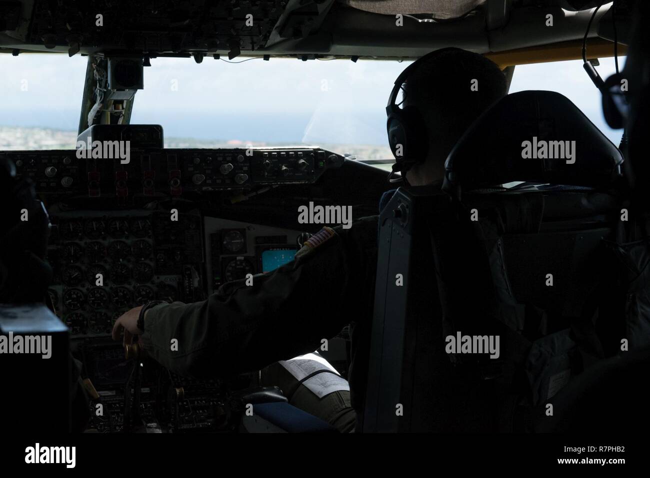 Stati Uniti Air Force capitano Vince Murphy, 506th Expeditionary Air Refuelling Squadron, vola a USAF KC-135 Stratotanker dopo il decollo dalla Andersen Air Force Base, Guam, 22 marzo 2017. Il 506th orecchie è distribuito a Andersen da MacDill Air Force Base di 91Air Refuelling Squadron a sostegno degli Stati Uniti Pacifico Comando del bombardiere continua presenza. Questi avanti forze dispiegate dimostrare di continuare l impegno degli Stati Uniti per la stabilità e la sicurezza dell'Indo-Asia-regione del Pacifico. Foto Stock