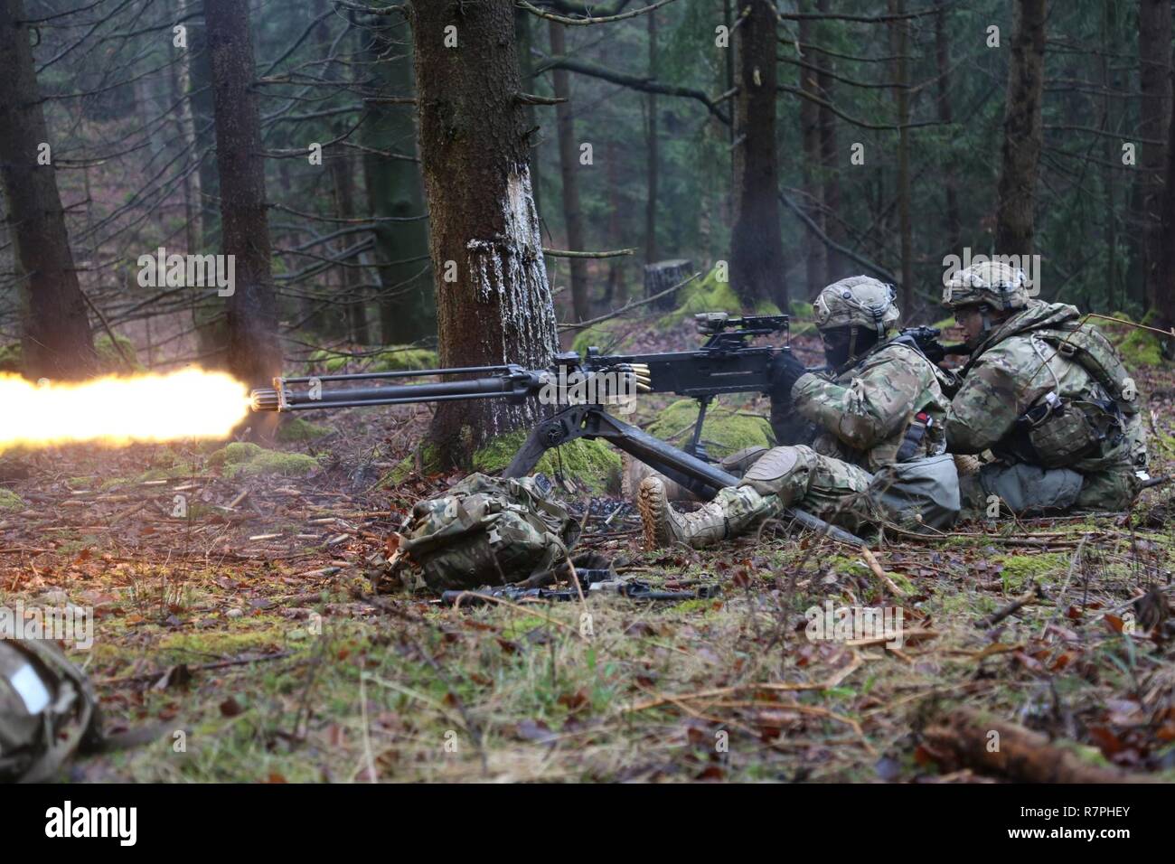 Stati Uniti I soldati del primo battaglione, 503rd Reggimento di Fanteria, 173rd aerotrasportato fornisce dei vigili del fuoco di copertura durante la conduzione di un reagire ad uno scenario di contatto durante la fase di esercizio Allied spirito vi al settimo Esercito di formazione del comando Hohenfels Area Formazione, Germania, 23 marzo 2017. Esercizio Allied spirito vi comprende circa 2.770 partecipanti da 12 NATO e partner per la pace delle nazioni, e degli esercizi di tattica di interoperabilità e prove di comunicazione sicura entro i membri dell alleanza e nazioni partner. Foto Stock