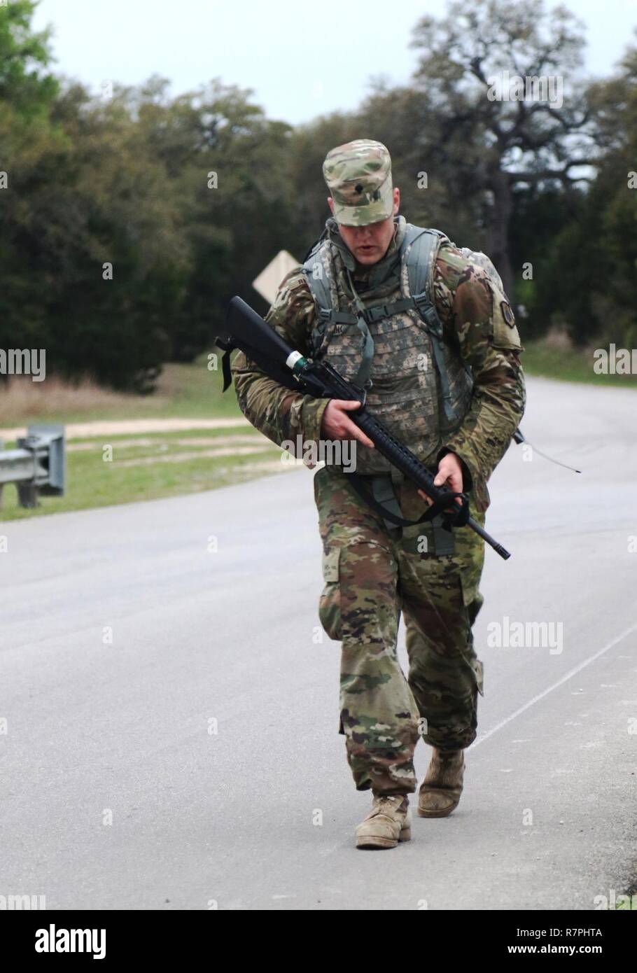 La riserva di esercito di Spc. Keith Rhodes, a Greenville, N.Y. nativo e un trapano sergente candidato con Bravo Company, 1-304esimo reggimento di fanteria, quarta brigata, 98Training Division (entrata iniziale formazione), raggiunge la meta del suo 10k road marzo durante il training 108th comando (IET) 2017 miglior guerriero concorrenza a Camp Bullis, Texas, 21 marzo 2017. Rodi ha vinto il soldato dell'anno titolo per il novantottesimo Training Division (IET). Foto Stock