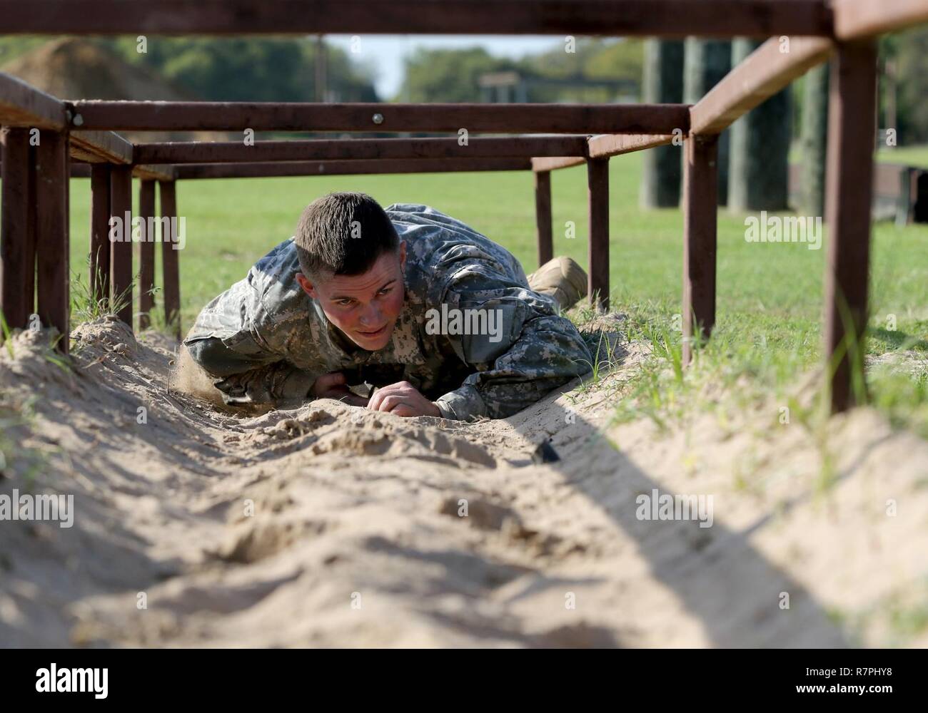 Esercito personale di riserva Sgt. Jonathan Davis con il 104th Training Division (LT) completa la bassa-crawl ostacolo durante la formazione 108th comando (IET) guerriero migliore concorrenza a Camp Bullis, Texas, Marzo 19-24, 2017. Foto Stock