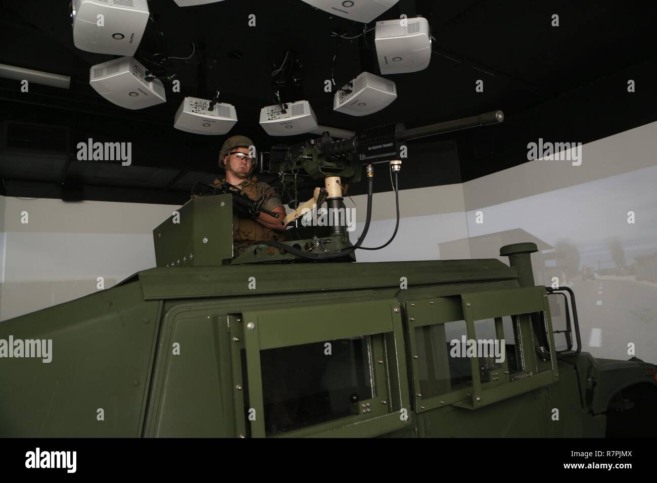 Stati Uniti Marines con il combattimento il battaglione della logistica 22 (CLB), 2° Marine gruppo logistica di partecipare alla lotta contro il convoglio Simulator (CCS), il Camp Lejeune, N.C., 24 marzo 2017. Il bilanciamento del carico dei componenti-22 motore sezione di trasporto hanno partecipato al CCS per apprendere il corretto combattere convoglio operazioni. Foto Stock