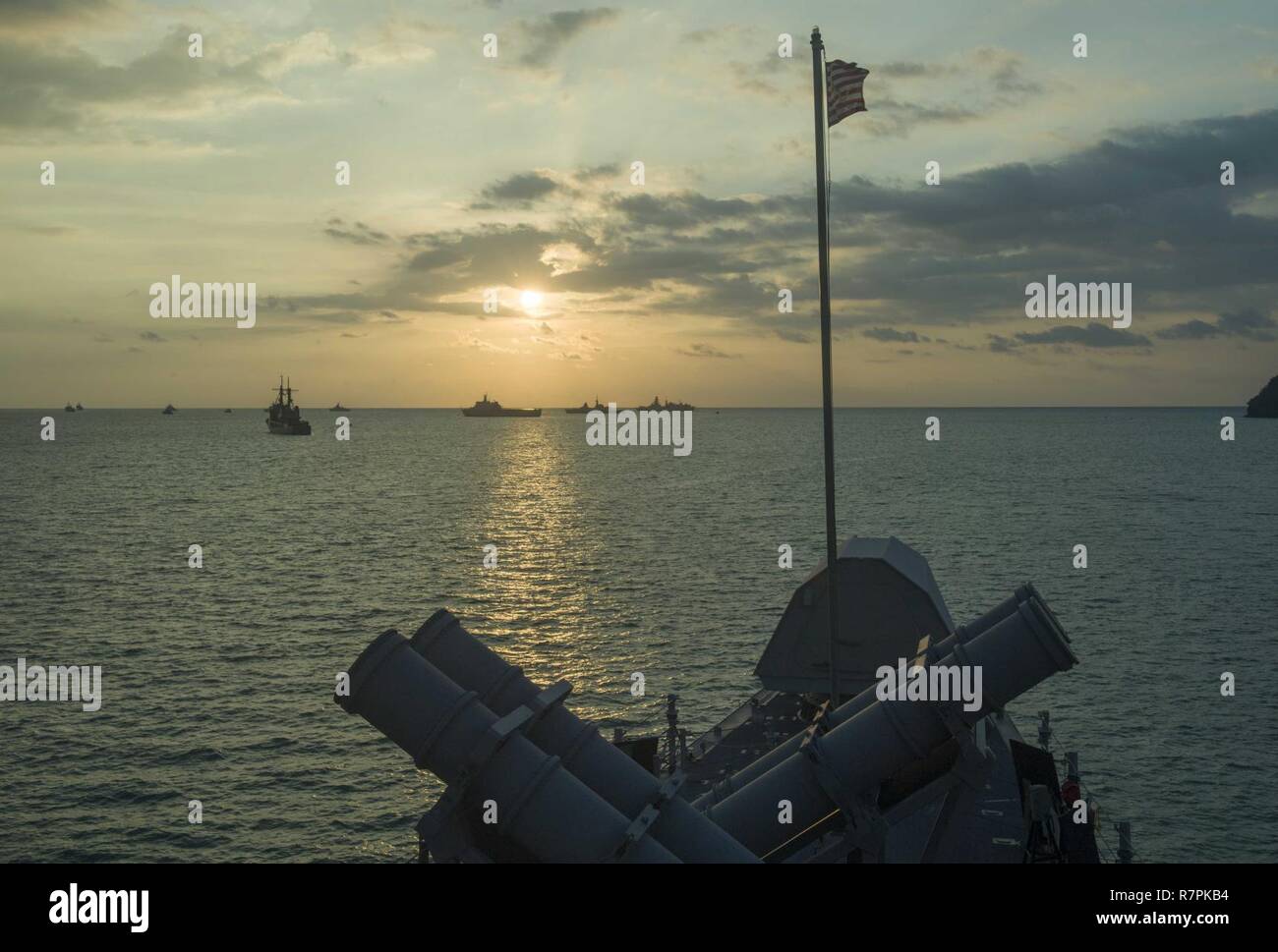 Il Langkawi, Malesia (25 marzo 2017) Littoral Combat Ship USS Coronado (LCS 4) si prepara a ricevere in corso per eseguire la fase di mare di Langkawi internazionale marittimo e del settore aerospaziale (LIMA) Exhibition 2017. Attualmente su una distribuzione di rotazione NEGLI STATI UNITI 7 flotta area di responsabilità, Coronado è un veloce ed agile nave da guerra fatta su misura per pattugliare le acque della regione marine e lavoro carena e scafo con partner marine, fornendo 7 flotta con le funzionalità flessibili di cui ha bisogno ora e in futuro. Foto Stock