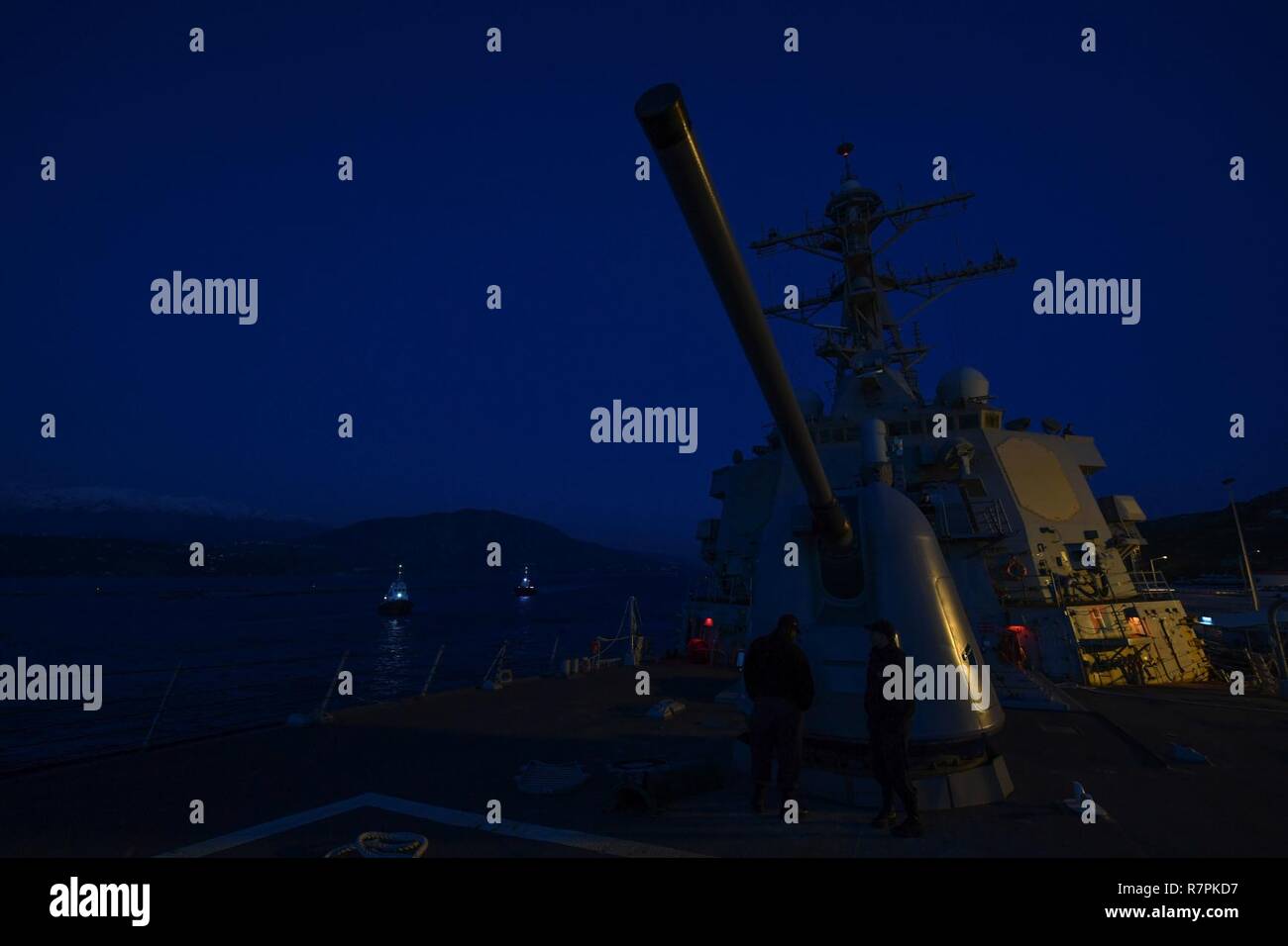 - SOUDA BAY, Grecia (27 marzo 2017) le visite-missile destroyer USS Porter (DDG 78) si prepara a discostarsi Souda Bay, Grecia, 27 marzo 2017. Porter, distribuita a Rota, Spagna, sta conducendo operazioni navali negli Stati Uniti Sesta flotta area di operazioni a sostegno degli Stati Uniti per gli interessi di sicurezza nazionali in Europa. Foto Stock