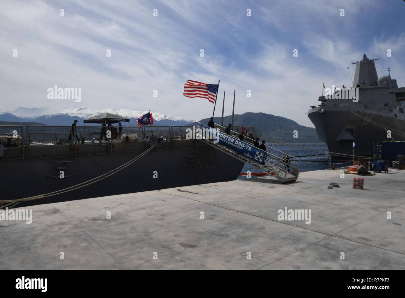 - SOUDA BAY, Grecia (26 marzo 2017) le visite-missile destroyer USS Porter (DDG 78) e il trasporto anfibio dock nave USS Mesa Verde (LPD 19) sono ormeggiati a Souda Bay, Grecia, 26 marzo 2017. Porter, distribuita a Rota, Spagna, sta conducendo operazioni navali negli Stati Uniti Sesta flotta area di operazioni a sostegno degli Stati Uniti per gli interessi di sicurezza nazionali in Europa. Foto Stock