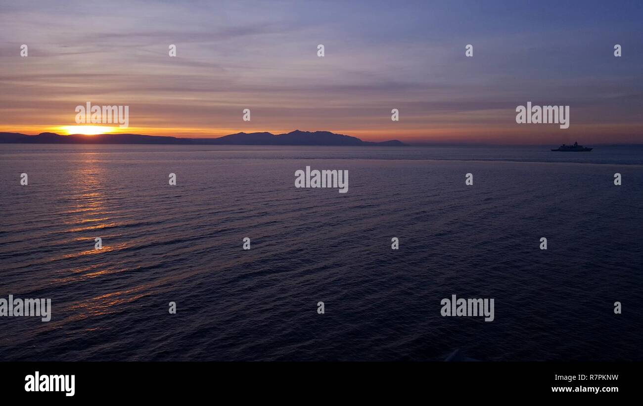 FIRTH OF CLYDE, Regno Unito - (26 marzo 2017) - La Marina reale olandese frigate HNLMS Tromp (F803) Crociere nel Firth of Clyde, Regno Unito dopo aver effettuato il rifornimento in mare si avvicina con USS Carney (DDG 64) durante l'esercizio comune della Warrior 17-1 Marzo 26, 2017. Carney, un Arleigh Burke-class guidato-missile distruttore, distribuita a Rota, Spagna, sta conducendo la sua pattuglia di terzi negli Stati Uniti Sesta flotta area di operazioni a sostegno degli Stati Uniti per gli interessi di sicurezza nazionali in Europa. Foto Stock