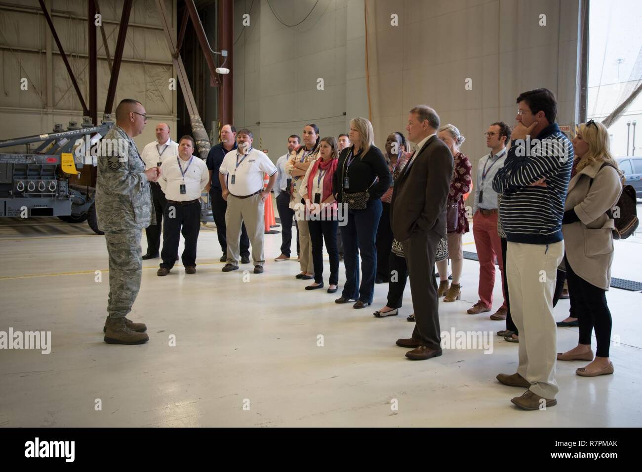 Master Chief Sgt. Joseph Salomon 433rd gruppo Manutenzione soprintendenza, parla al golfo Goast dirigenti civili durante un ala 403ospitato leader civico tour a base comune San Antonio, Marzo 23-24. Foto Stock