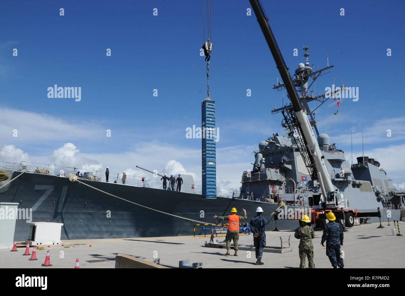 La stazione navale di Rota, Spagna (24 marzo 2017) velisti assegnati alla USS Ross (DDG 71) e munizioni navali comando, Distacco Rota gru a condurre le operazioni di manovra simulato un missile standard durante un caricamento inesplosi esercizio,Marzo 24, 2017. L'esercizio è stato disegnato per dimostrare l'U.S. La marina è in grado di caricare inesplosi su navi militari in luoghi non convenzionali e fa parte di una serie di armi expeditionary caricamento di eventi previsti per il prossimo anno negli Stati Uniti Sesta flotta area di operazioni. Stati Uniti Sesta flotta, con sede a Napoli, Italia, conduce lo spettro completo di giunto e n Foto Stock