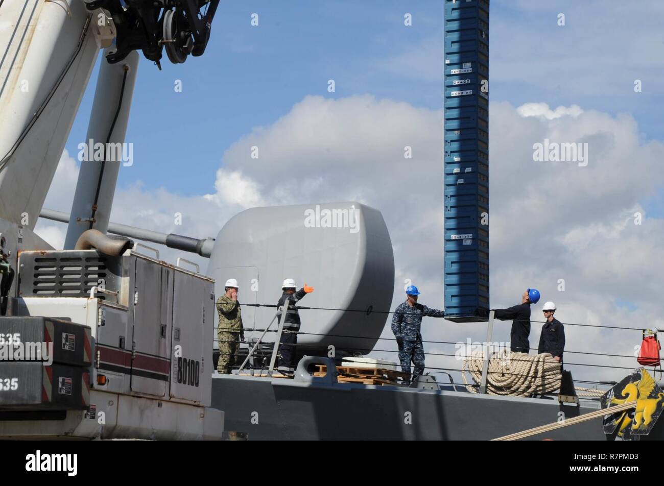 La stazione navale di Rota, Spagna (24 marzo 2017) velisti assegnati alla USS Ross (DDG 71) e munizioni navali comando, Distacco Rota gru a condurre le operazioni di manovra simulato un missile standard durante un caricamento inesplosi esercizio, Marzo 24, 2017. L'esercizio è stato disegnato per dimostrare l'U.S. La marina è in grado di caricare inesplosi su navi militari in luoghi non convenzionali e fa parte di una serie di armi expeditionary caricamento di eventi previsti per il prossimo anno negli Stati Uniti Sesta flotta area di operazioni. Stati Uniti Sesta flotta, con sede a Napoli, Italia, conduce lo spettro completo di giunto e Foto Stock