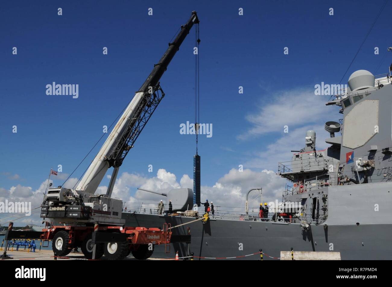 La stazione navale di Rota, Spagna (24 marzo 2017) velisti assegnati alla USS Ross (DDG 71) e munizioni navali comando, Distacco Rota gru a condurre le operazioni di manovra simulato un missile standard durante un caricamento inesplosi esercizio,Marzo 24, 2017. L'esercizio è stato disegnato per dimostrare l'U.S. La marina è in grado di caricare inesplosi su navi militari in luoghi non convenzionali e fa parte di una serie di armi expeditionary caricamento di eventi previsti per il prossimo anno negli Stati Uniti Sesta flotta area di operazioni. Stati Uniti Sesta flotta, con sede a Napoli, Italia, conduce lo spettro completo di giunto e n Foto Stock