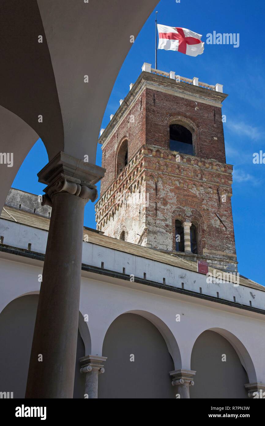 In Italia, la Liguria, geni, genovesi bandiera galleggiante in cima alla torre Grimaldi nel palazzo dei dogi Foto Stock