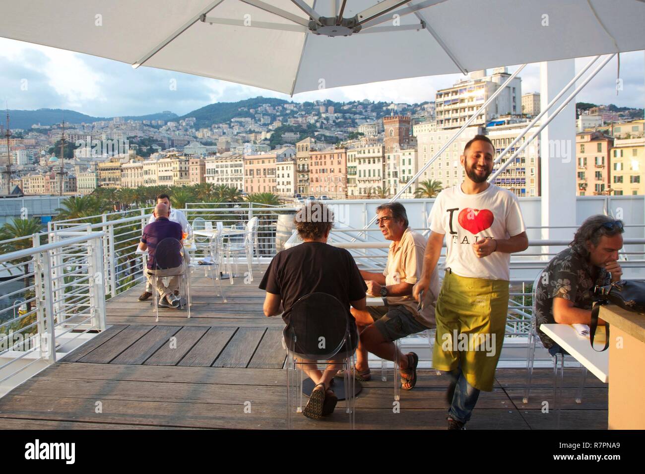 In Italia, la Liguria, geni, antico porto, i clienti e il server sulla terrazza del ristorante Eataly, un concept store dedicata alla gastronomia italiana, di fronte alla città vecchia Foto Stock