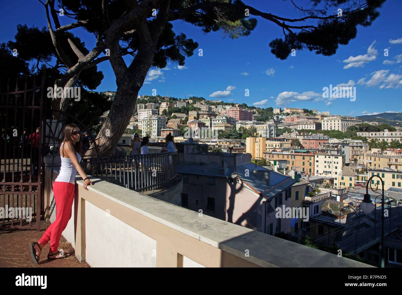 In Italia, la Liguria, geni, giovane donna guardando la città dal mirador Il Castelletto Foto Stock