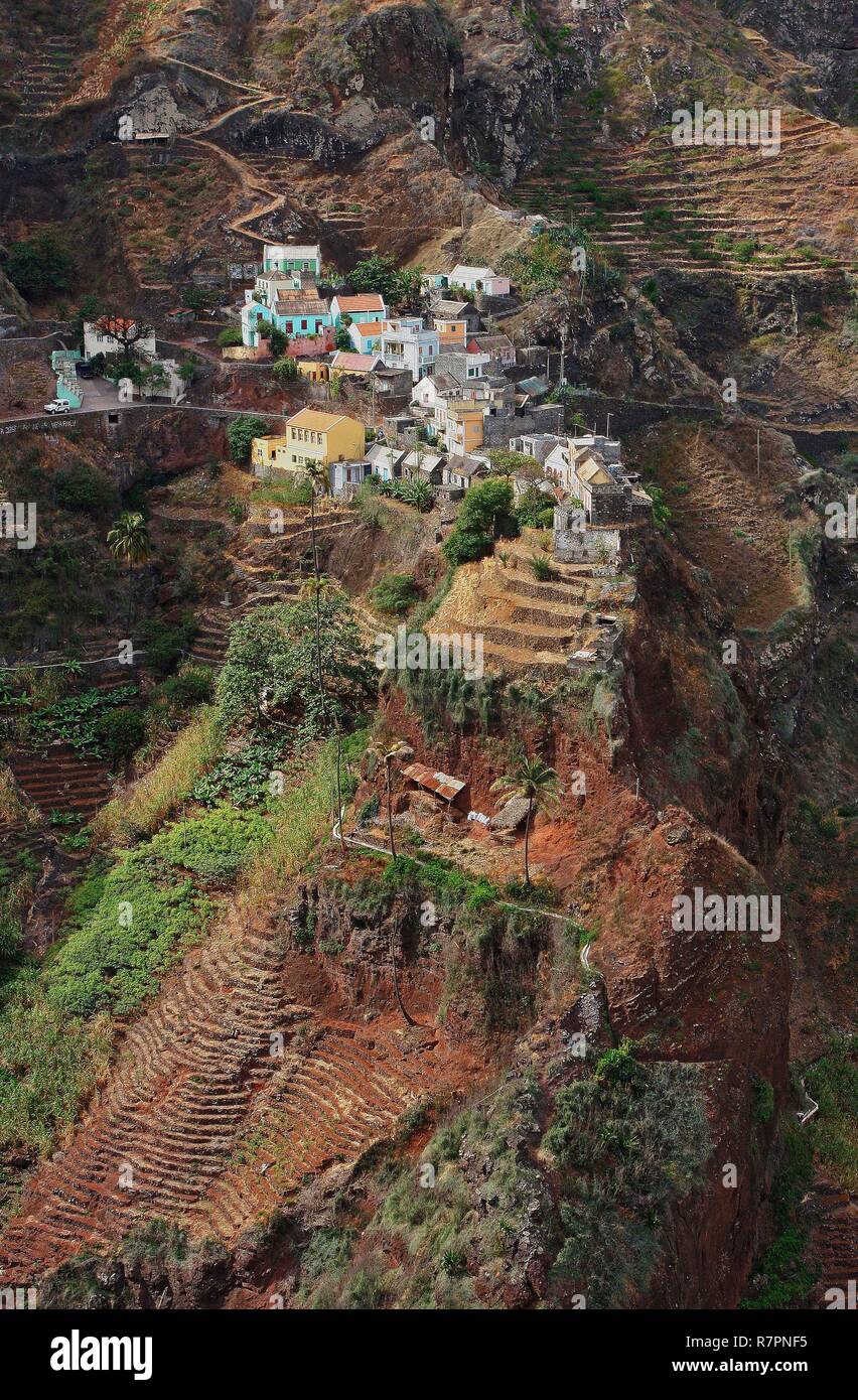 Capo Verde, Santo Antao, villaggio di Fontainas e del suo coloratissimo case aggrappate alla montagna Foto Stock
